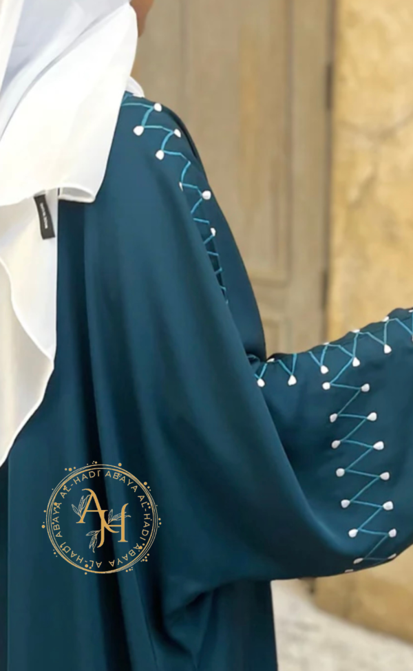 Semi embroidered bisht abaya - Image 2